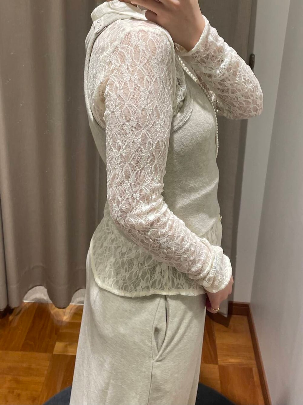 ブラック系のサンダル、グレー系のスカート、ホワイト系のシャツ/ブラウスを着用したレディースの夏コーディネートの4枚目の写真