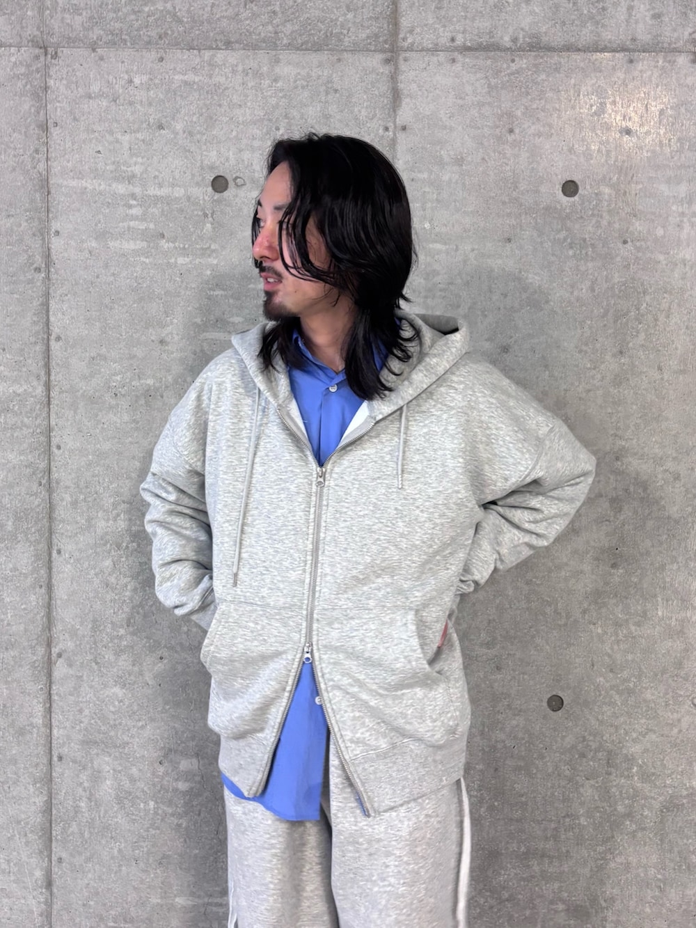 グレー系のパーカー、グリーン系のその他パンツ、ブルー系のシャツ/ブラウスを着用したメンズの秋コーディネートの4枚目の写真