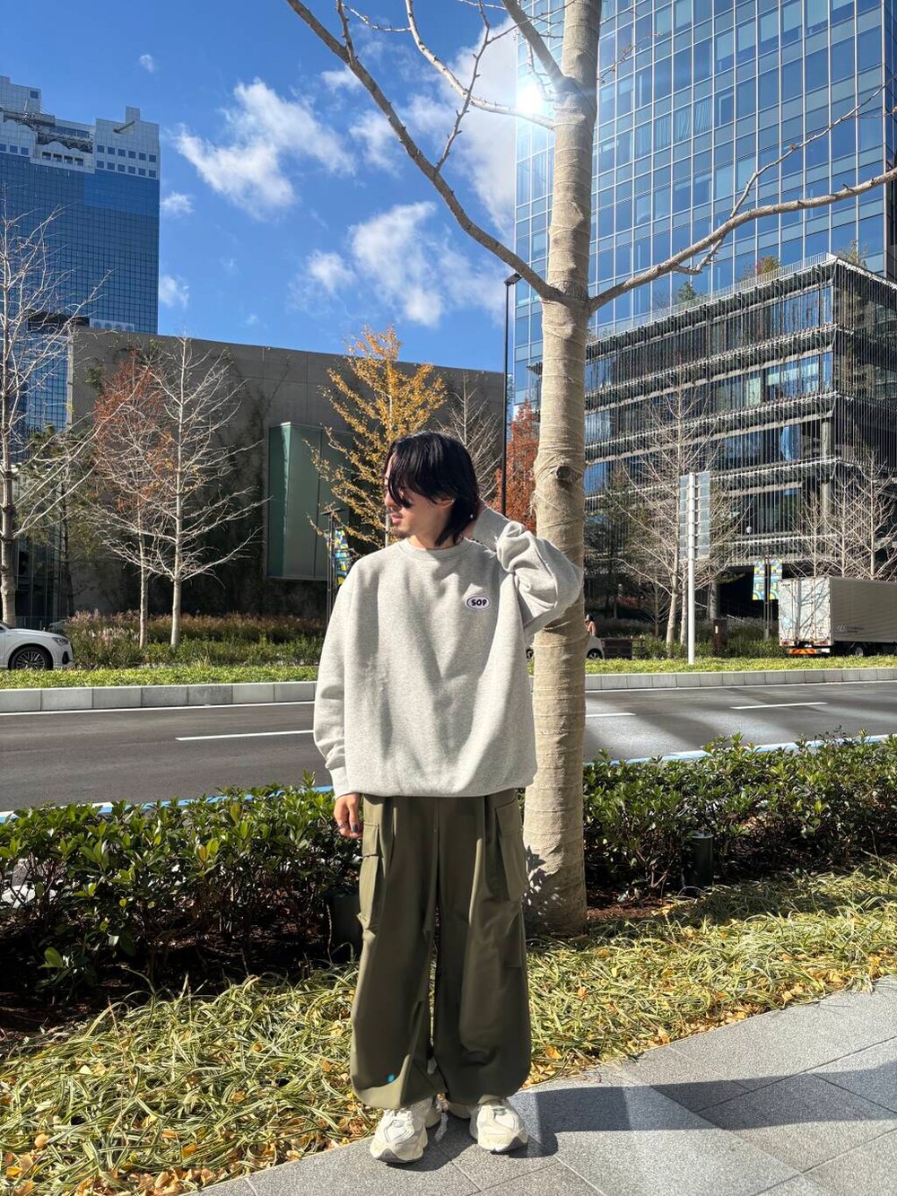 グレー系のスウェット、グリーン系のその他パンツを着用したメンズの冬コーディネートの3枚目の写真