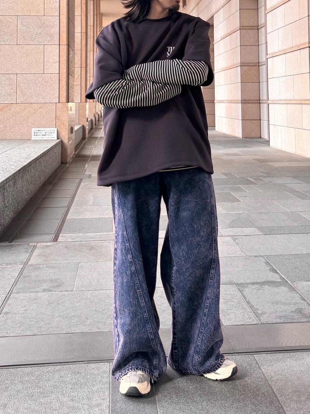 ブラック系のTシャツ/カットソー、ホワイト系のTシャツ/カットソー、ブルー系のデニムパンツを着用したメンズの春コーディネートの3枚目の写真