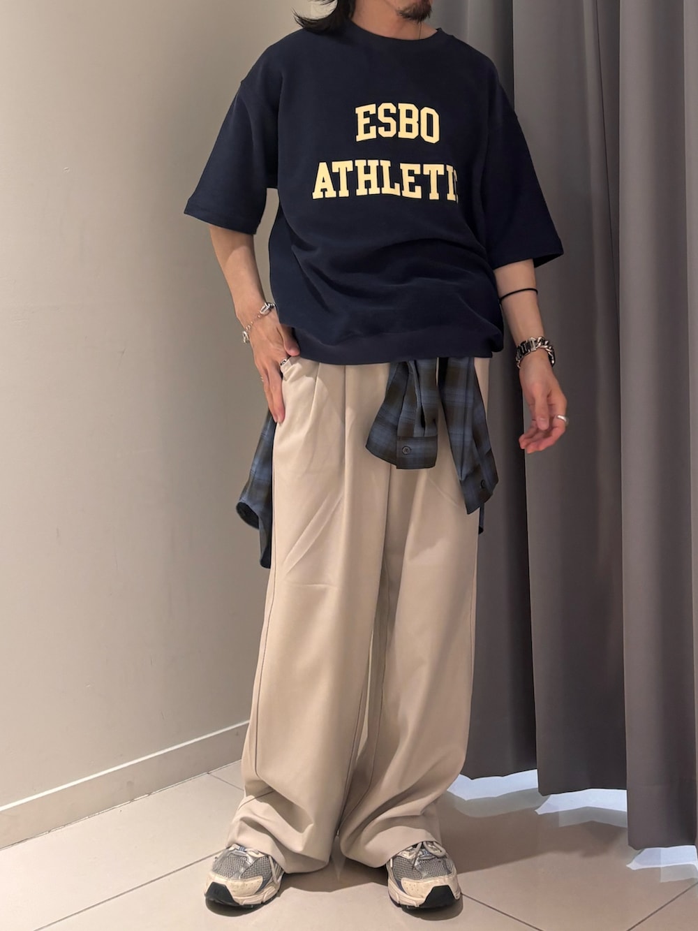 ベージュ系のその他パンツ、ブルー系のスウェット、グレー系のシャツ/ブラウスを着用したメンズの春コーディネートの2枚目の写真