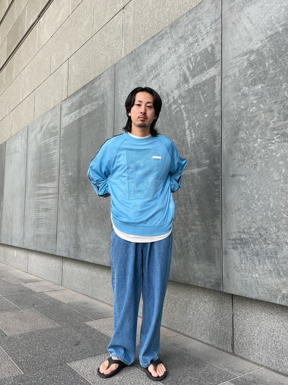 ブルー系のデニムパンツ、ブルー系のTシャツ/カットソーを着用したメンズの夏コーディネートの2枚目の写真