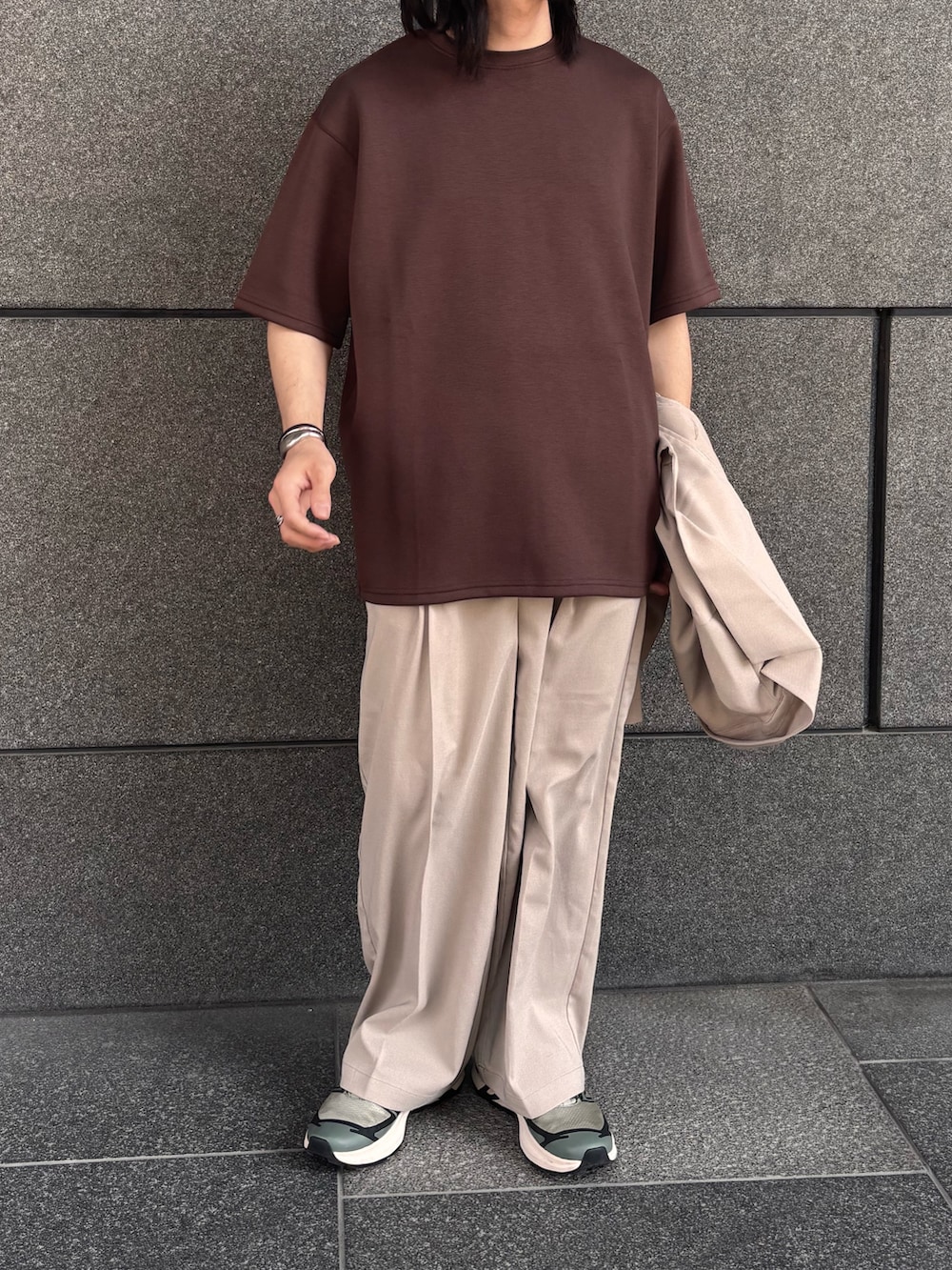 ブラウン系のTシャツ/カットソー、ベージュ系のその他パンツを着用したメンズの春コーディネートの2枚目の写真
