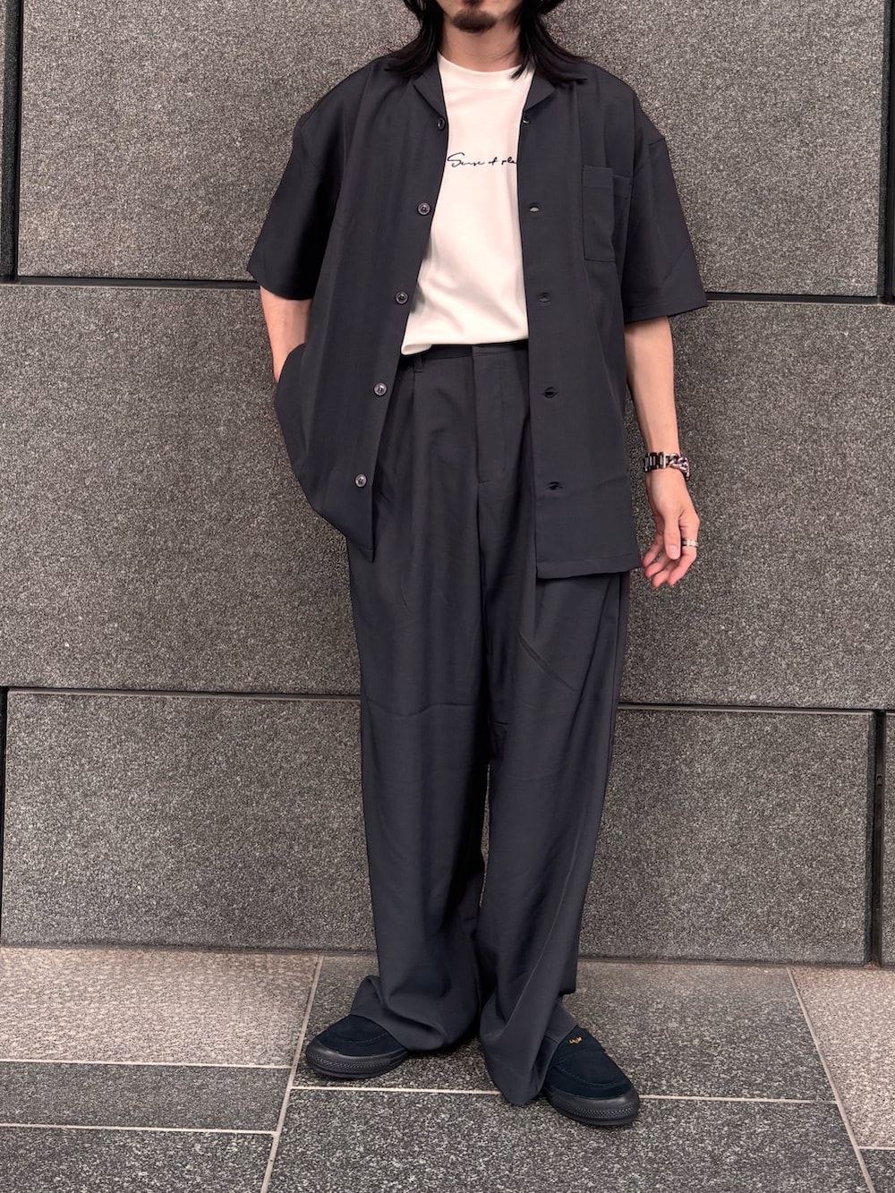 グレー系のシャツ/ブラウス、グレー系のその他パンツを着用したメンズの春コーディネートの4枚目の写真