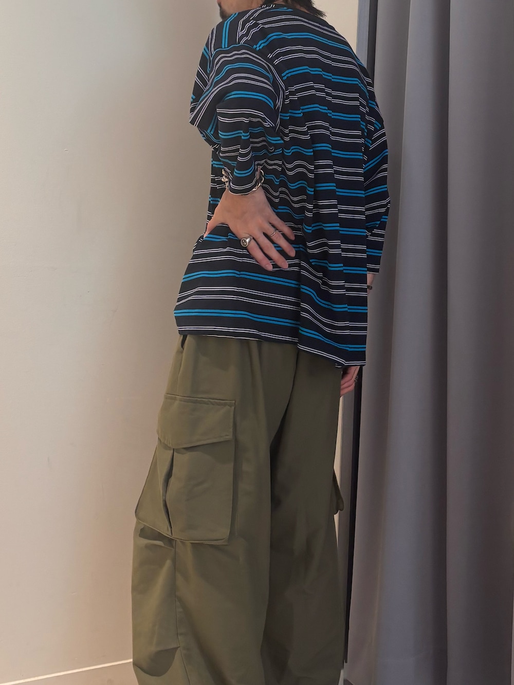 グリーン系のその他パンツ、ブルー系のTシャツ/カットソーを着用したメンズの春コーディネートの3枚目の写真