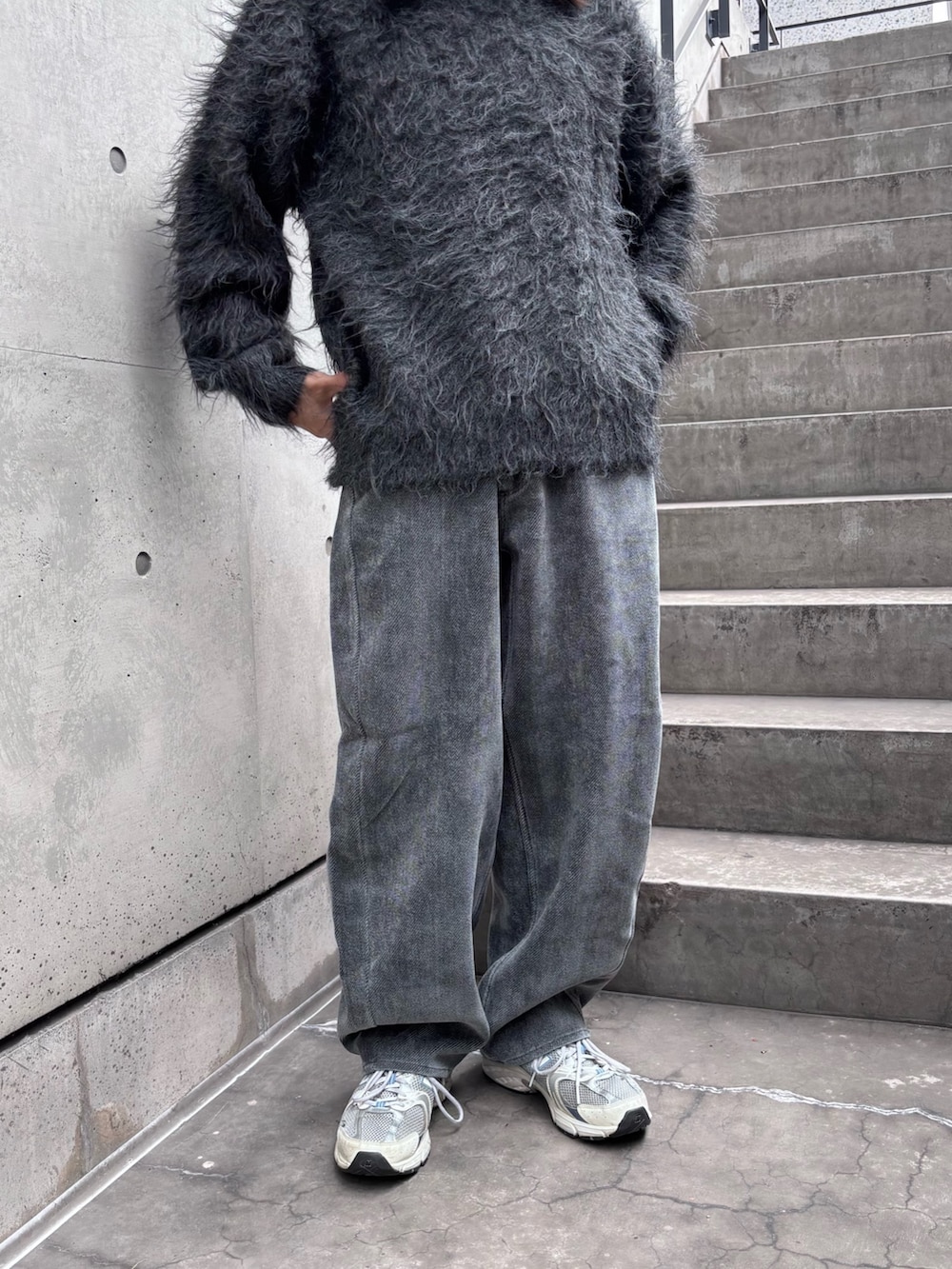 グレー系のニット/セーター、ブラック系のその他パンツを着用したメンズの秋コーディネートの2枚目の写真