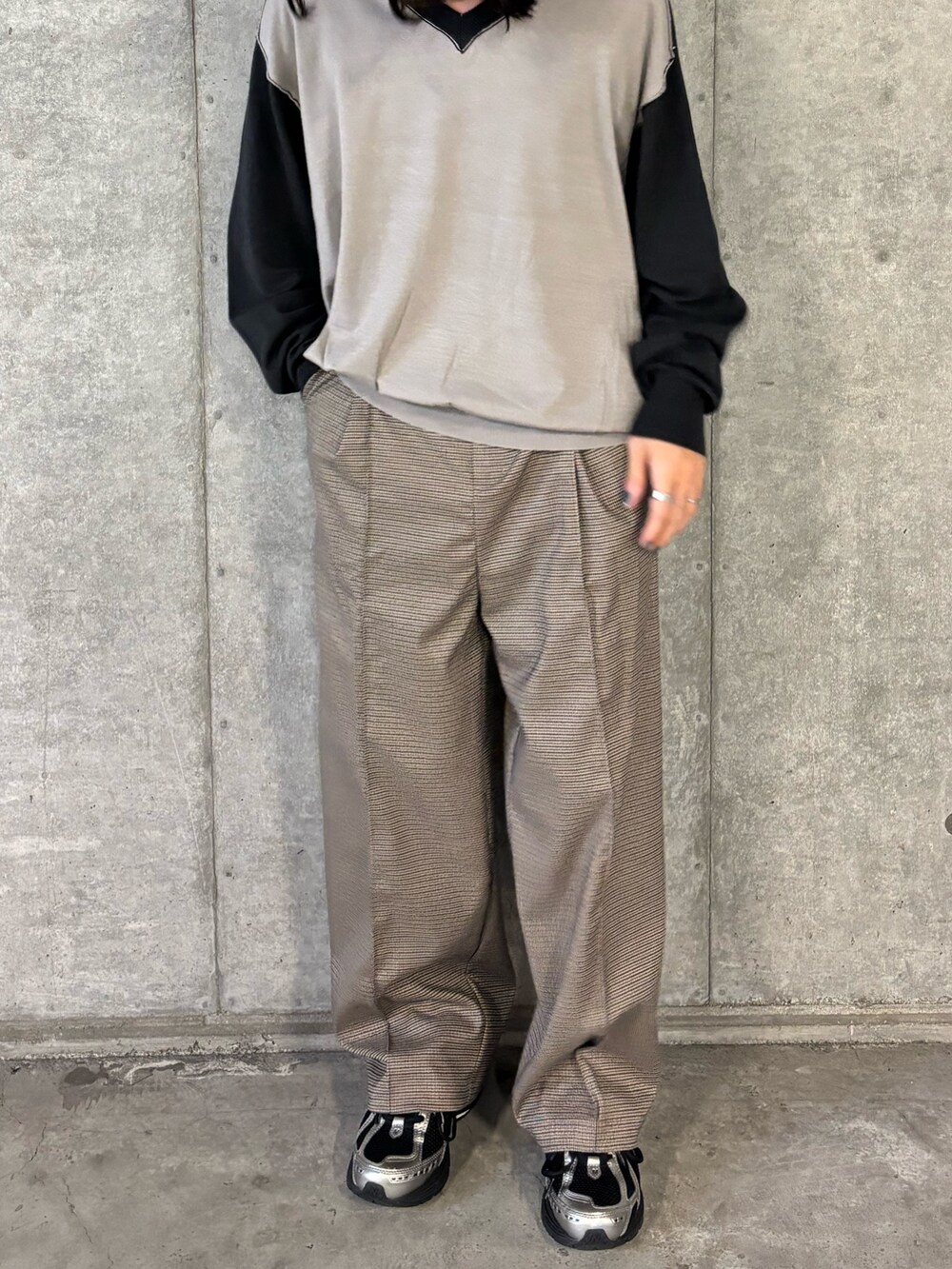 グレー系のニット/セーター、ブラウン系のその他パンツを着用したメンズの秋コーディネートの3枚目の写真