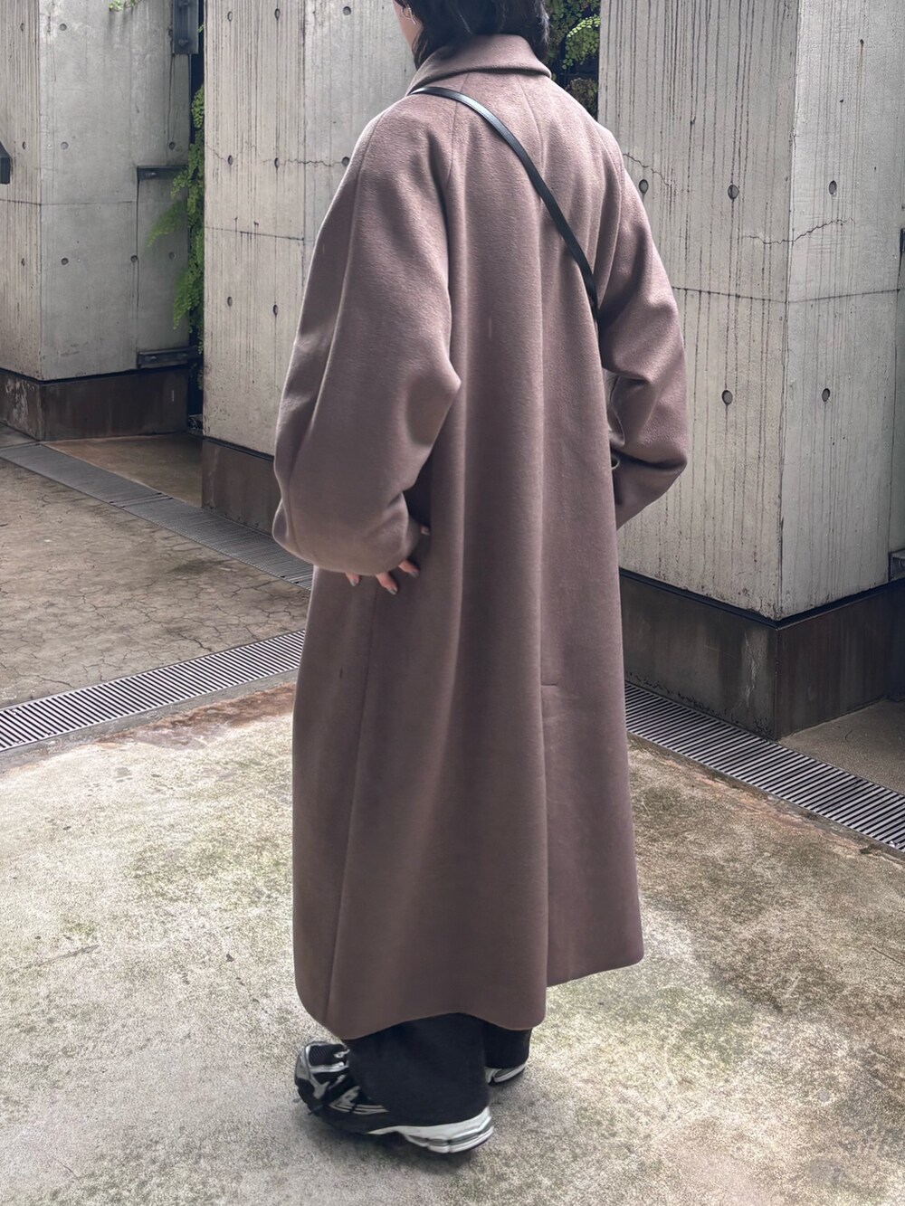 ブラウン系のその他アウター、グレー系のその他パンツ、ブラック系のショルダーバッグを着用したメンズの秋コーディネートの2枚目の写真