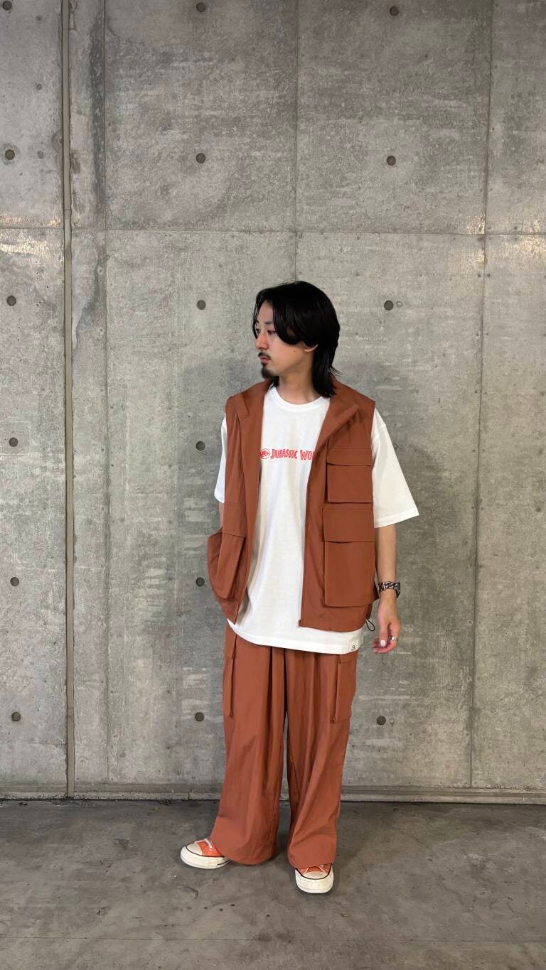 「ビッグシルエット、セットアップ、ベスト、オレンジ、カーゴパンツ、低身長、senseofplace、夏コーデ、プチプラ、休日スタイル、低身長コーデ、ユーティリティ、20代後半、細身」｜「SENSE OF PLACE by URBAN RESEARCHのユーティリティワイドカーゴパンツ（カーゴパンツ、オレンジ系）」を使った、Ryot@さん（メンズ・159cm）の夏コーディネートの6枚目の写真