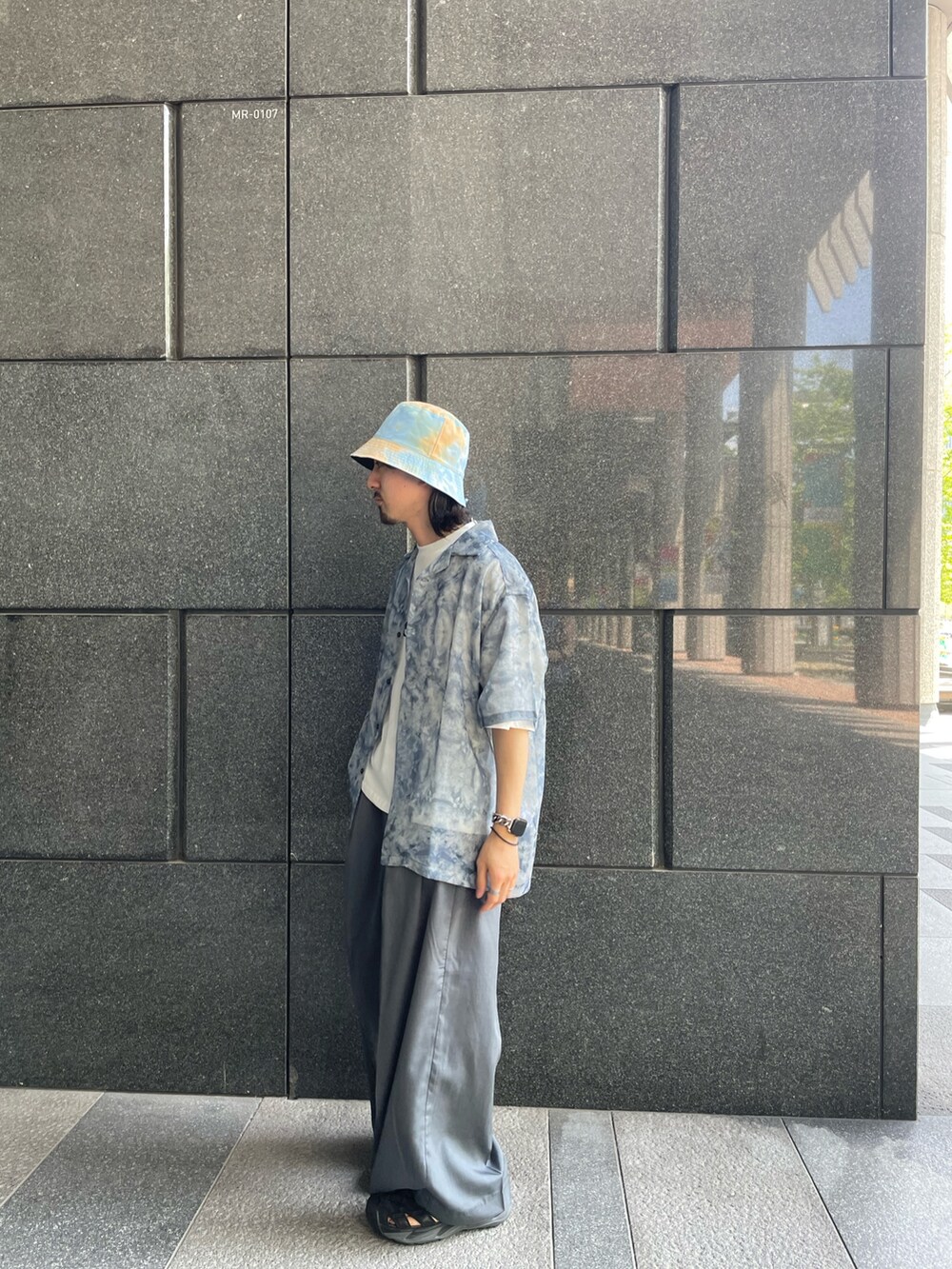 グレー系のその他パンツ、ホワイト系のTシャツ/カットソー、ブルー系のシャツ/ブラウスを着用したメンズの夏コーディネートの3枚目の写真