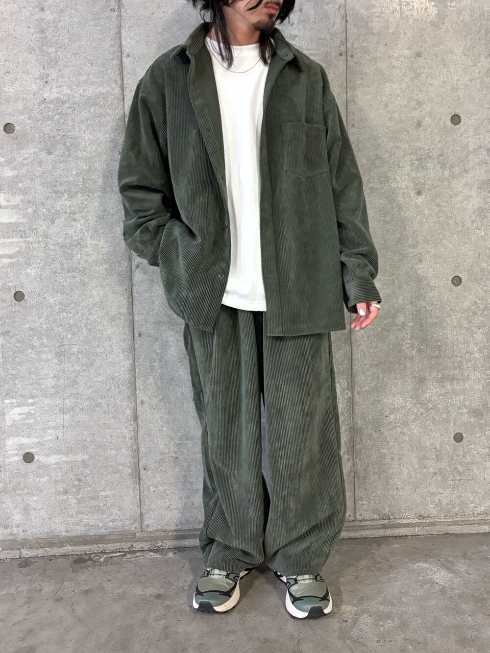 グリーン系のシャツ/ブラウス、グリーン系のその他パンツを着用したメンズの秋コーディネートの2枚目の写真