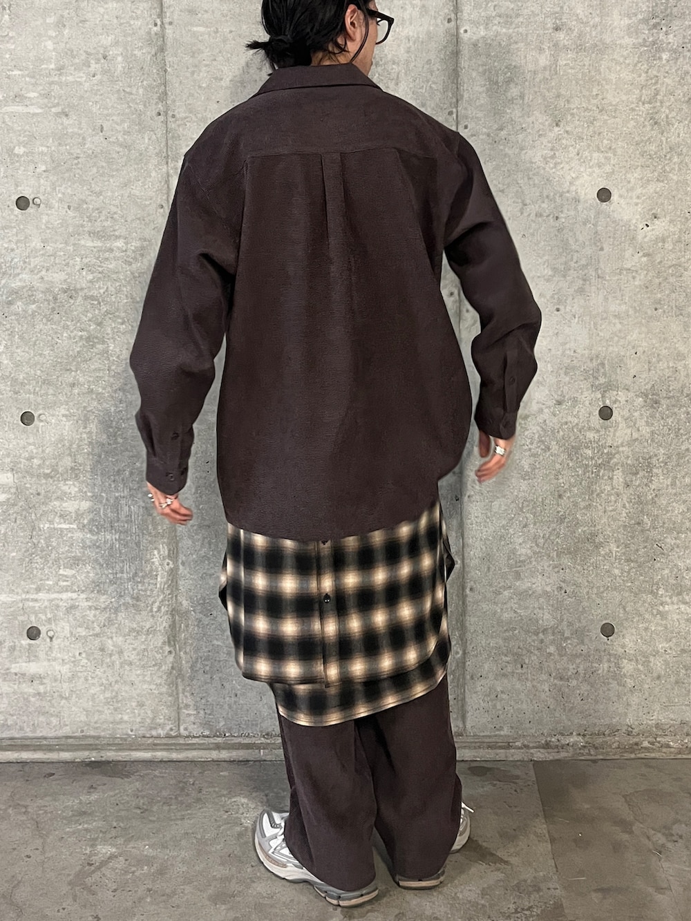 ブラウン系のシャツ/ブラウス、ブラウン系のその他パンツ、ブラウン系のシャツ/ブラウスを着用したメンズの秋コーディネートの5枚目の写真