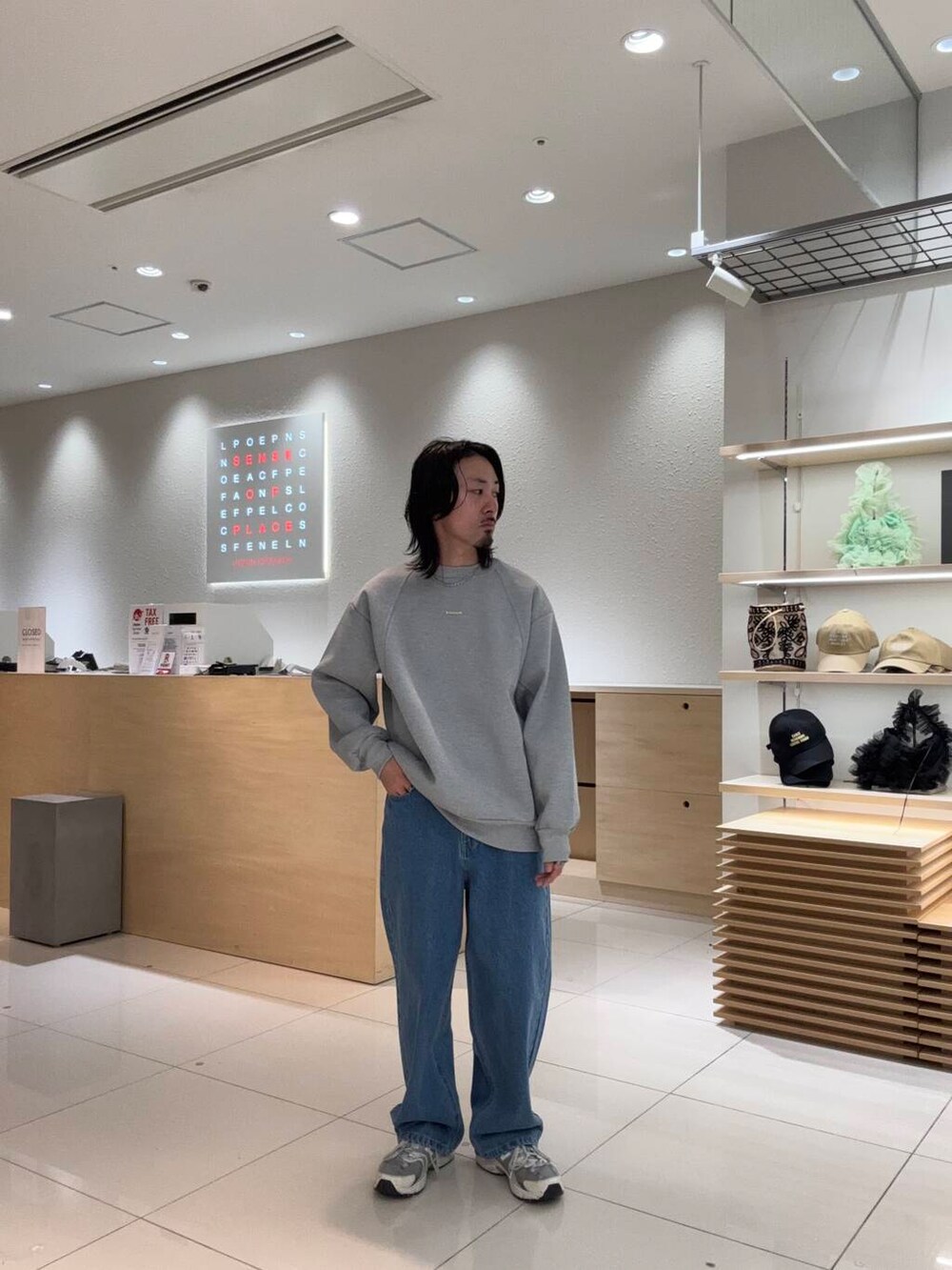 ブルー系のデニムパンツ、グレー系のスウェットを着用したメンズの春コーディネートの2枚目の写真