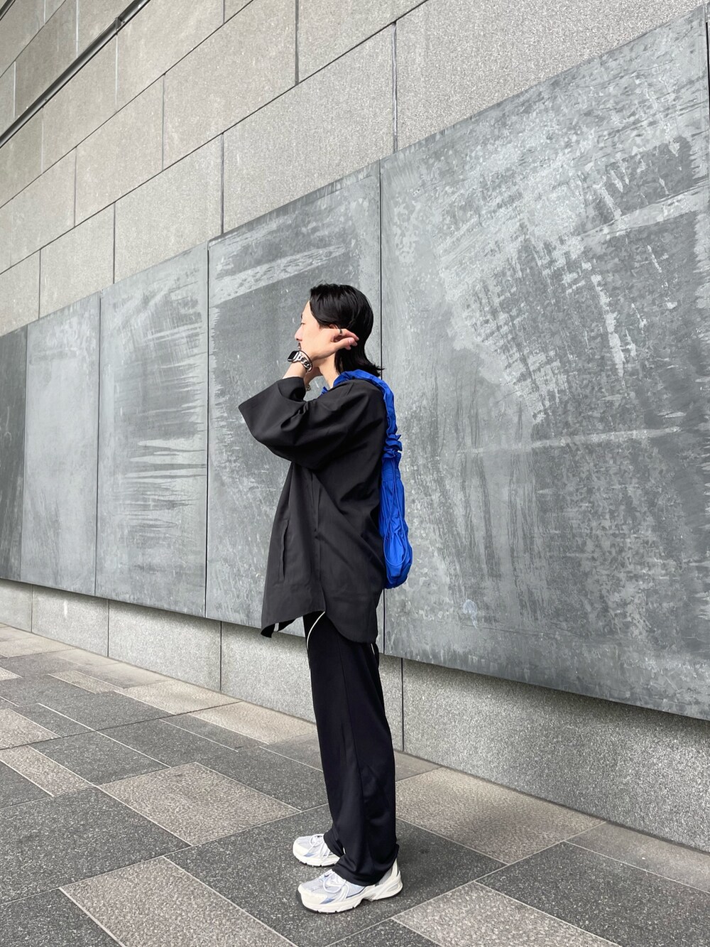 グレー系のシャツ/ブラウス、ブラック系のその他パンツを着用したメンズの夏コーディネートの2枚目の写真