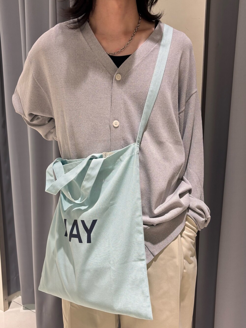 グレー系のカーディガン/ボレロ、ベージュ系のその他パンツを着用したメンズの秋コーディネートの2枚目の写真