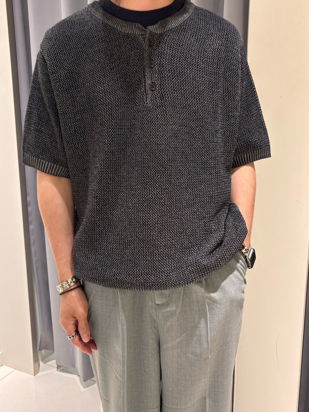 ブラック系のニット/セーター、グリーン系のその他パンツを着用したメンズの夏コーディネートの2枚目の写真