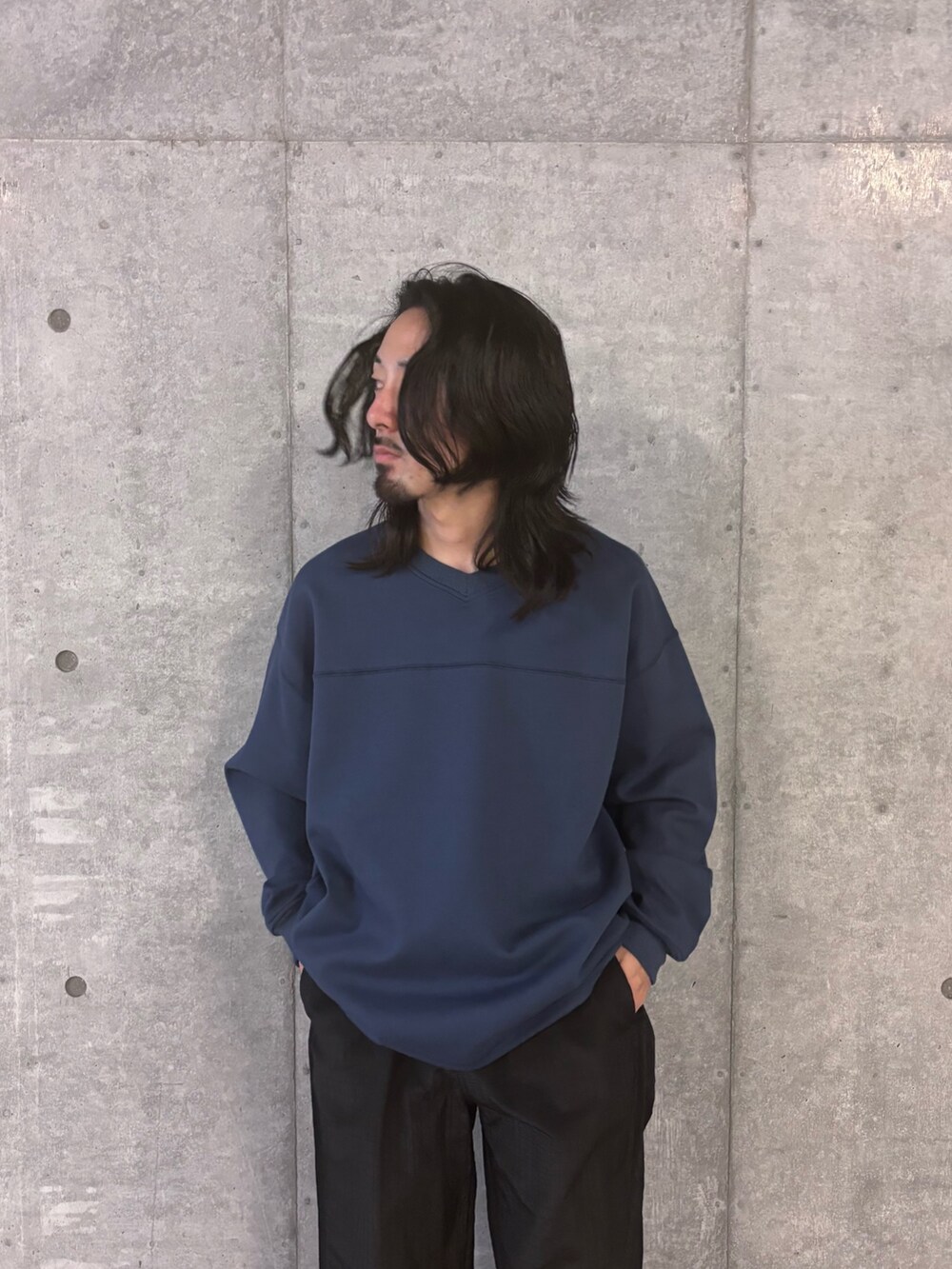 ブルー系のスウェットを着用したメンズの秋コーディネートの2枚目の写真