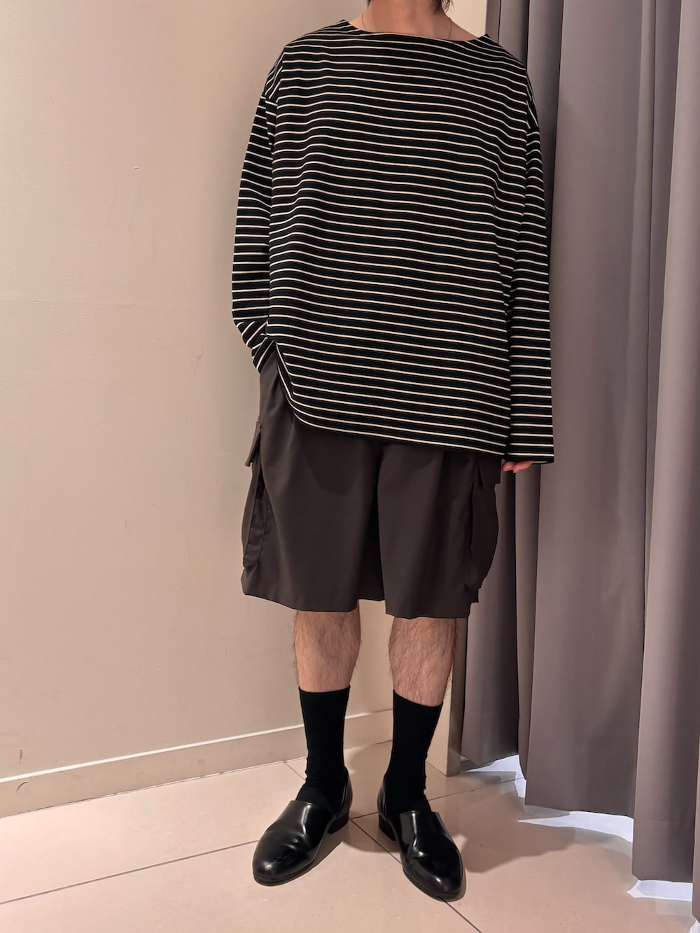 ブラック系のTシャツ/カットソー、グレー系のその他パンツを着用したメンズの春コーディネートの3枚目の写真