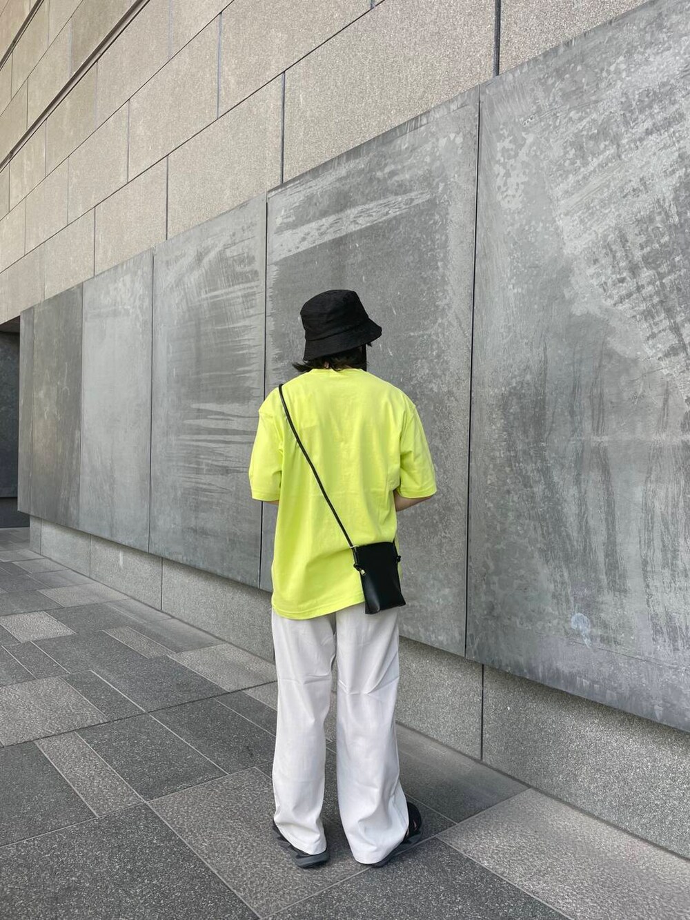 ベージュ系のその他パンツ、イエロー系のTシャツ/カットソー、ブラック系のハットを着用したメンズの夏コーディネートの4枚目の写真
