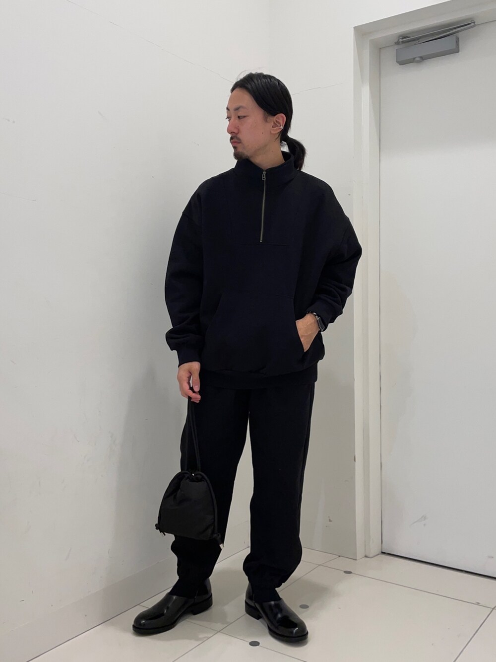 ブラック系のスウェットパンツ、ブラック系のスウェットを着用したメンズの冬コーディネートの2枚目の写真