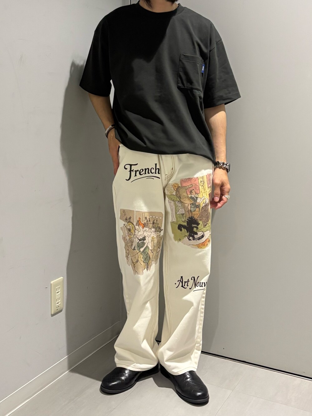 ブラック系のTシャツ/カットソー、ホワイト系のその他パンツを着用したメンズの夏コーディネートの4枚目の写真