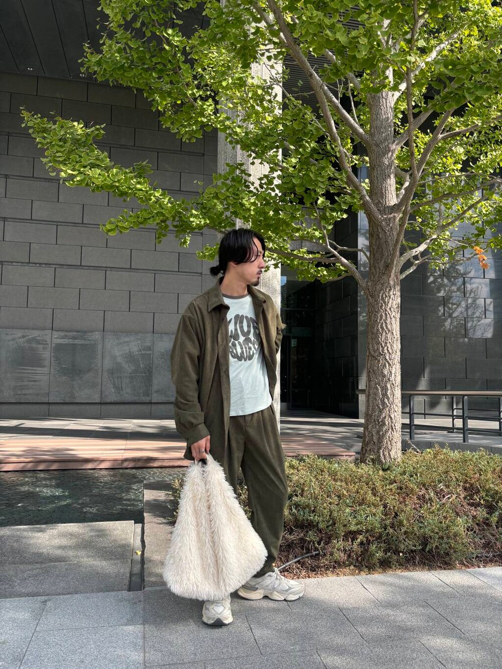 グリーン系のシャツ/ブラウス、グリーン系のその他パンツを着用したメンズの秋コーディネートの3枚目の写真