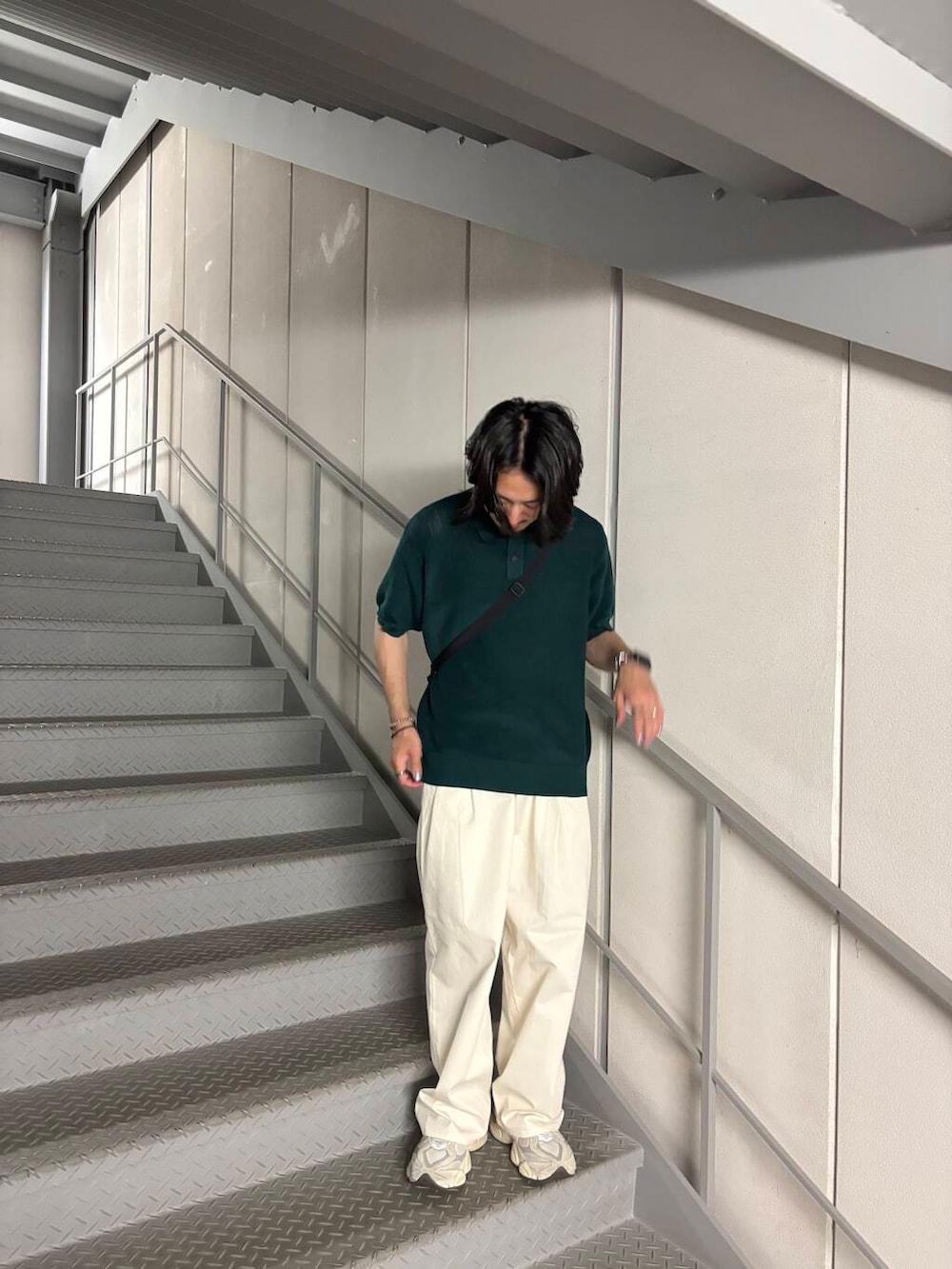 グリーン系のニット/セーター、ベージュ系のその他パンツを着用したメンズの夏コーディネートの3枚目の写真