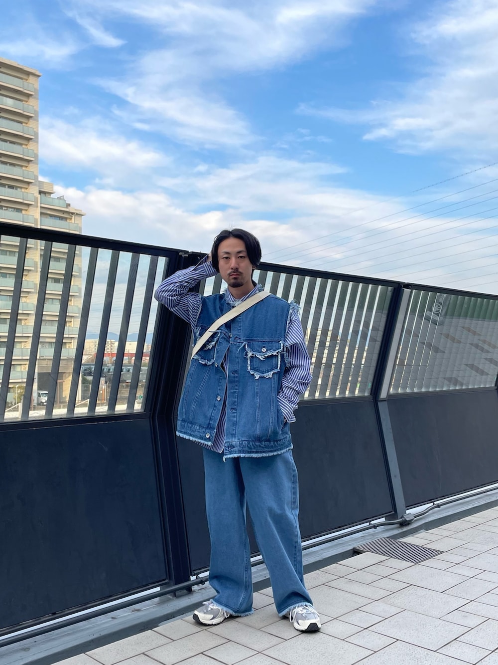 ブルー系のデニムジャケット、ブルー系のデニムパンツ、その他のシャツ/ブラウスを着用したメンズの春コーディネートの3枚目の写真