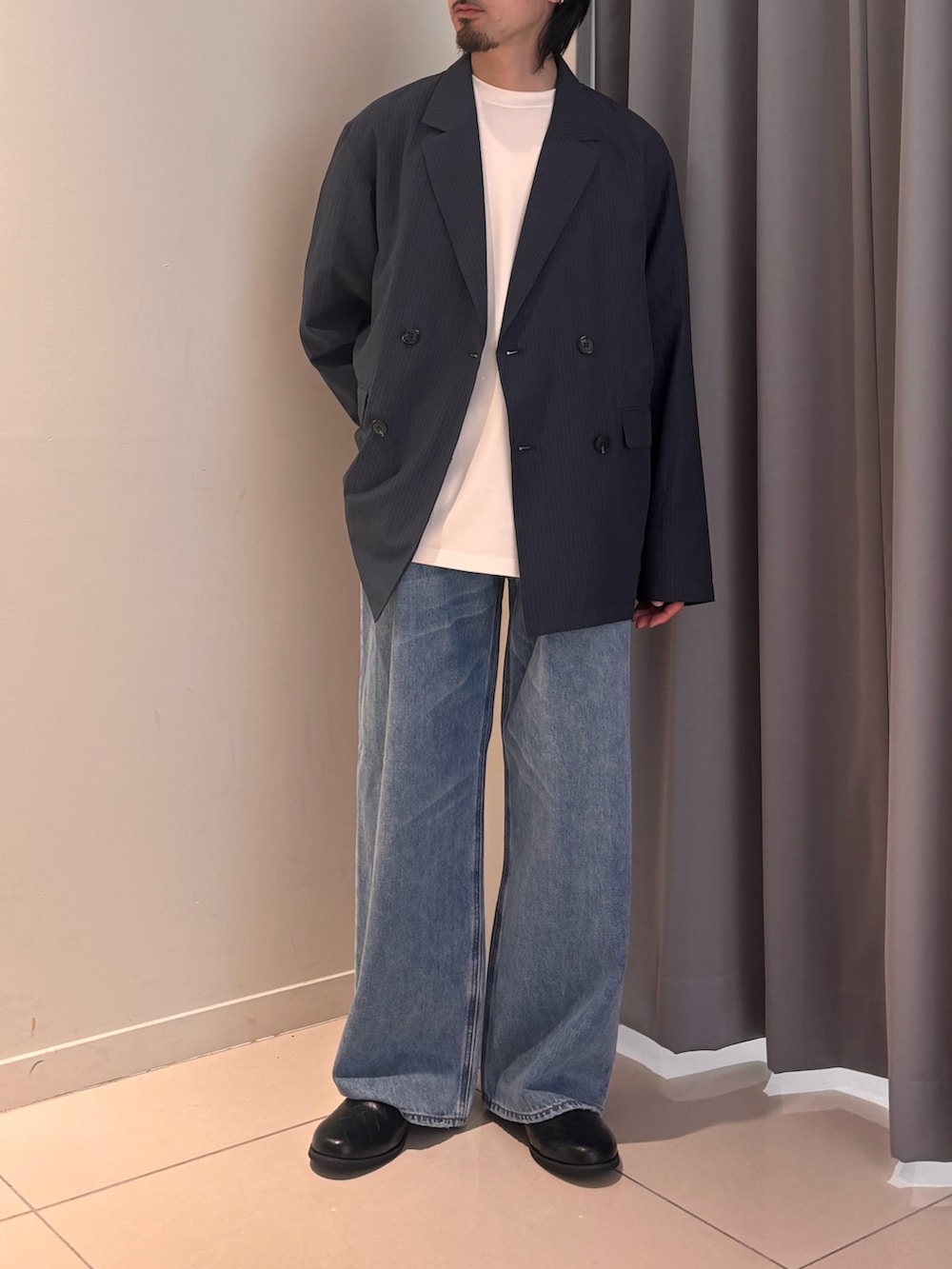 ブルー系のその他アウター、ブルー系のその他パンツを着用したメンズの春コーディネートの4枚目の写真