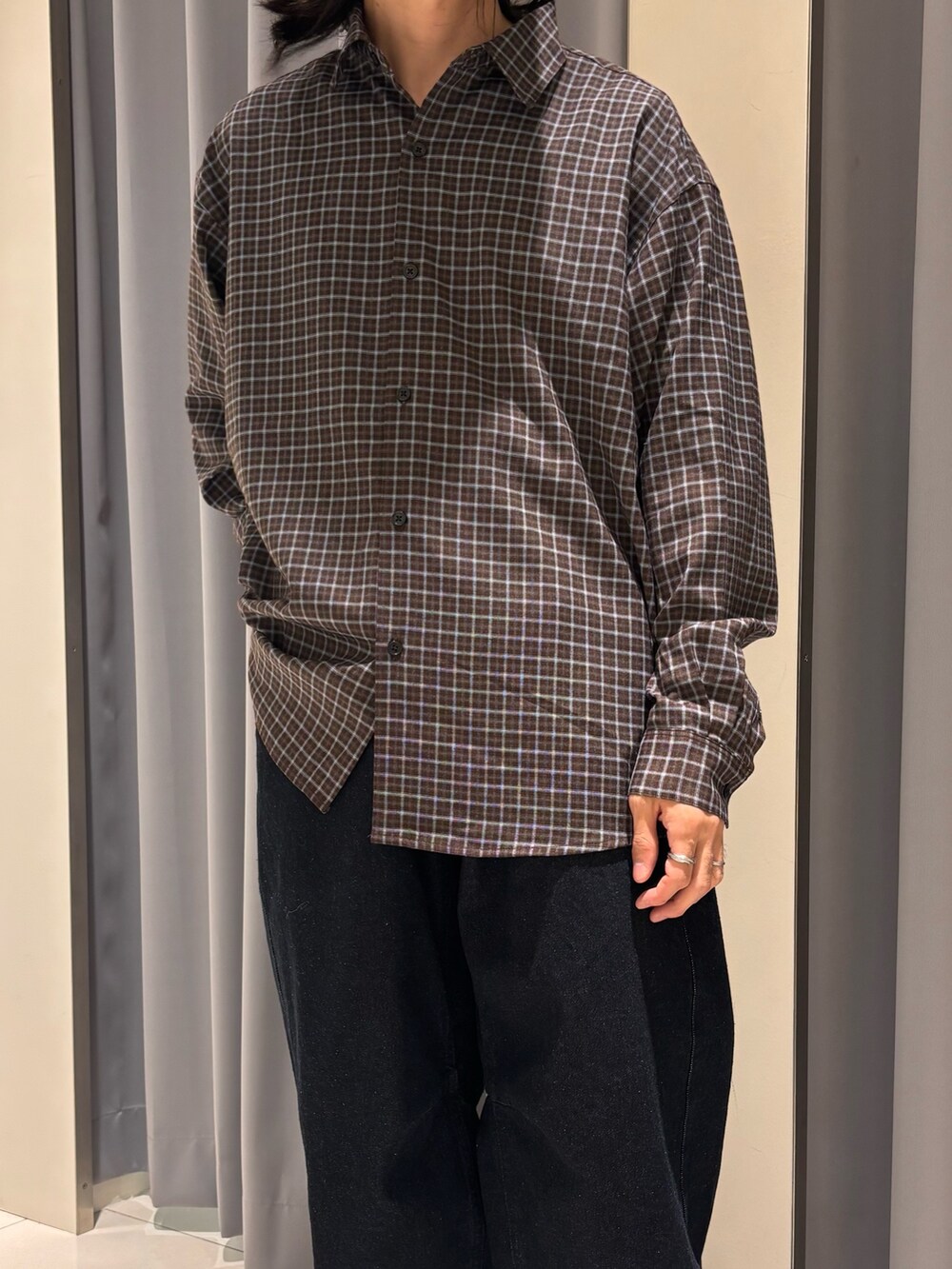 ブルー系のデニムパンツ、ブラウン系のシャツ/ブラウスを着用したメンズの秋コーディネートの2枚目の写真