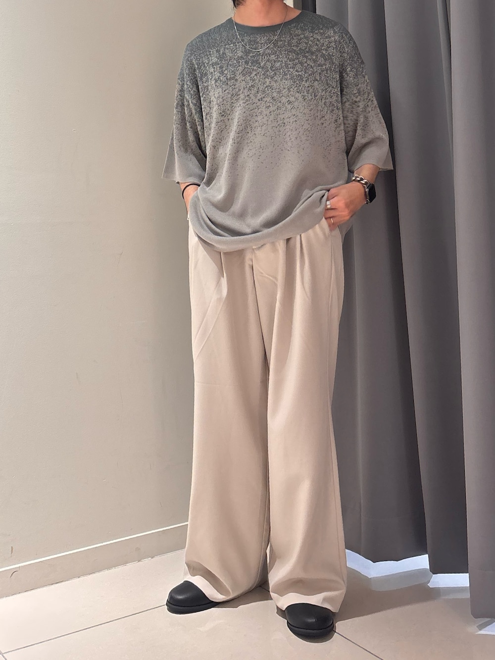 ベージュ系のその他パンツ、グリーン系のニット/セーターを着用したメンズの春コーディネートの4枚目の写真