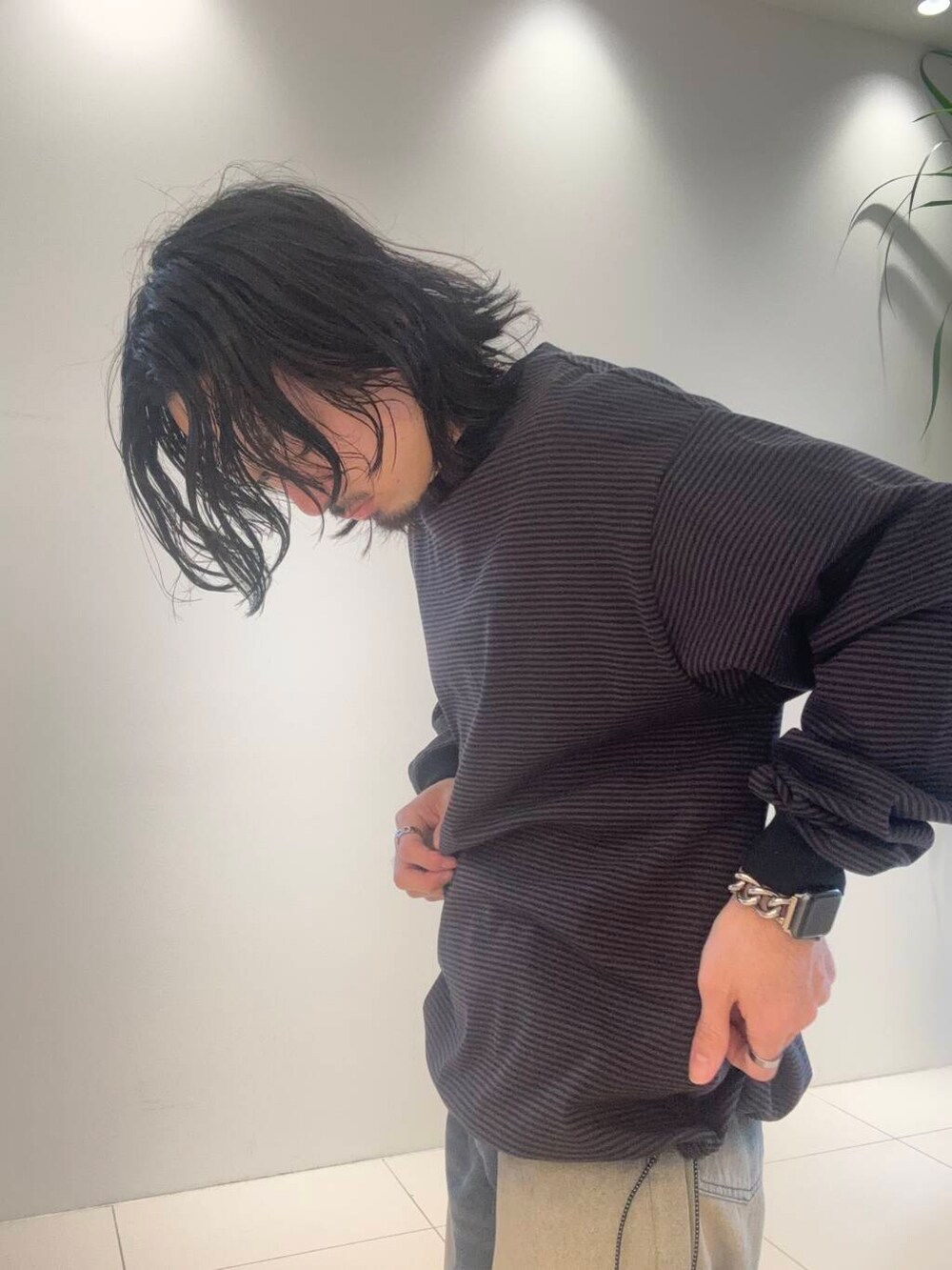ブルー系のデニムパンツ、ブラウン系のTシャツ/カットソーを着用したメンズの春コーディネートの4枚目の写真
