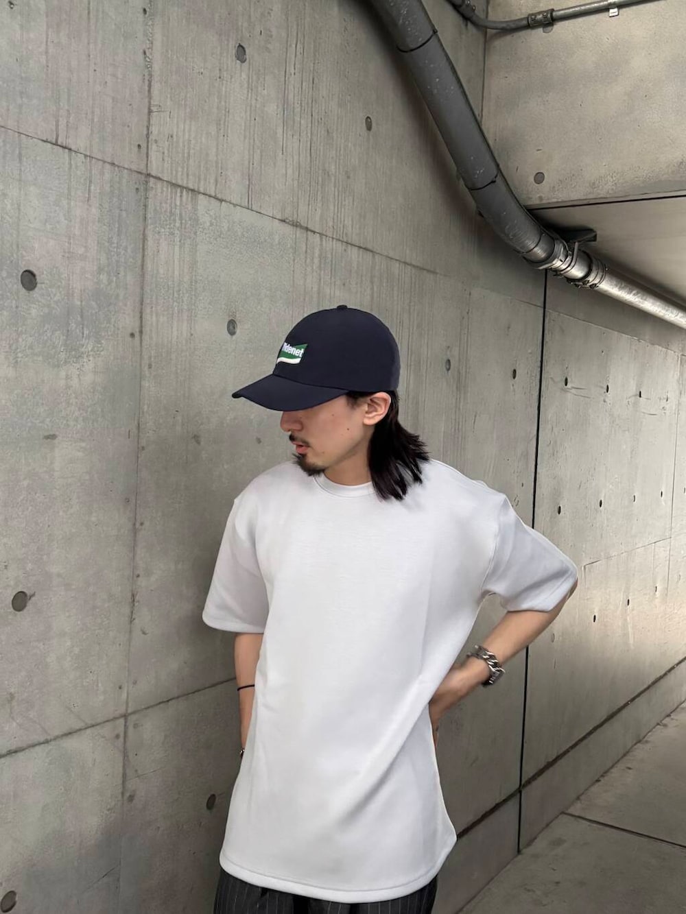 グレー系のTシャツ/カットソー、グレー系のその他パンツを着用したメンズの夏コーディネートの6枚目の写真