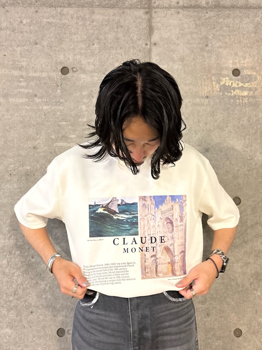 ホワイト系のTシャツ/カットソー、ブラック系のデニムパンツを着用したメンズの秋コーディネートの2枚目の写真