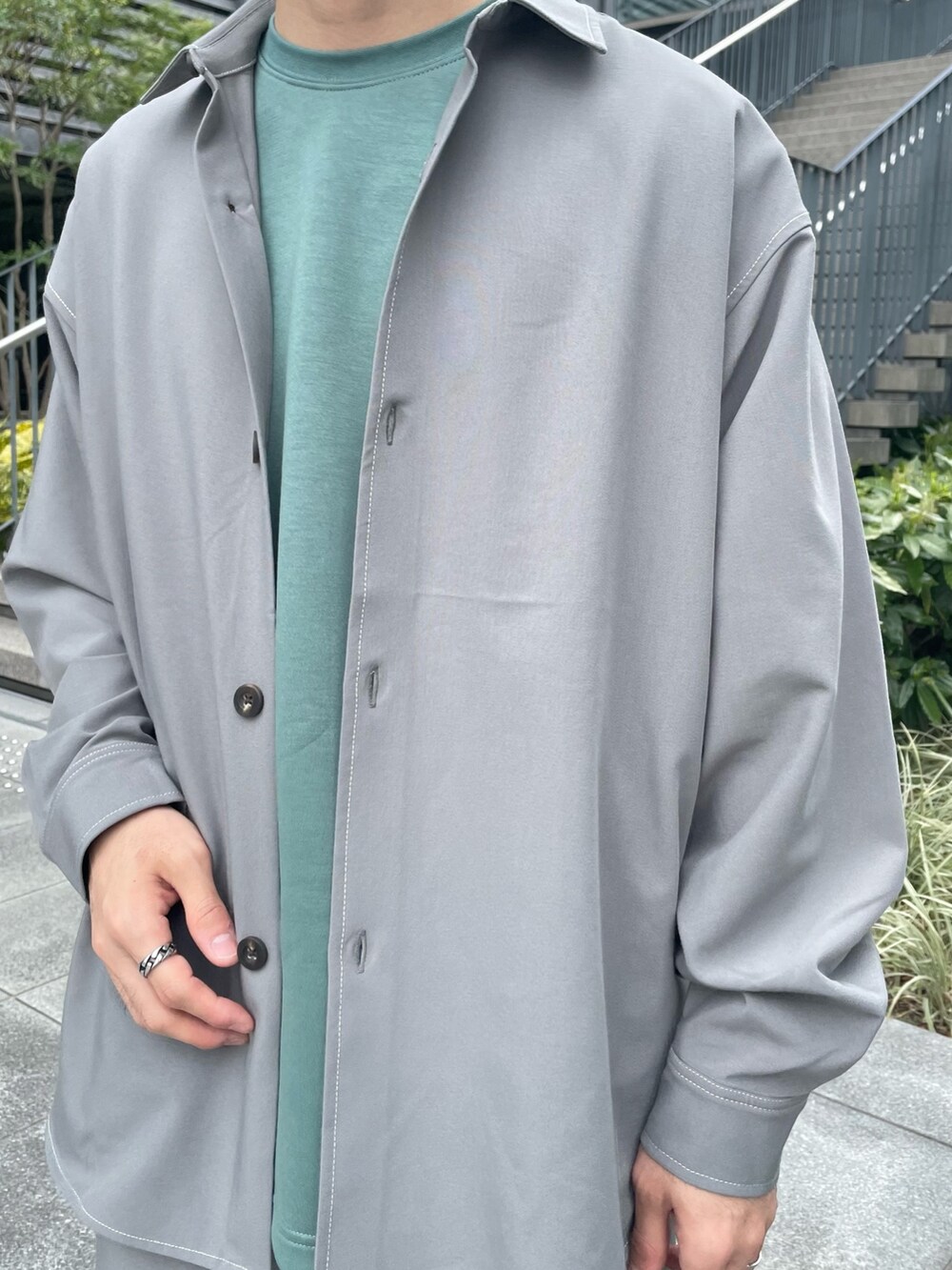 グリーン系のTシャツ/カットソー、その他のスラックス、その他のシャツ/ブラウスを着用したメンズの春コーディネートの4枚目の写真