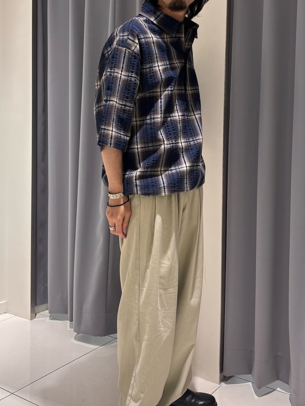 ブルー系のシャツ/ブラウス、ベージュ系のその他パンツを着用したメンズの夏コーディネートの5枚目の写真