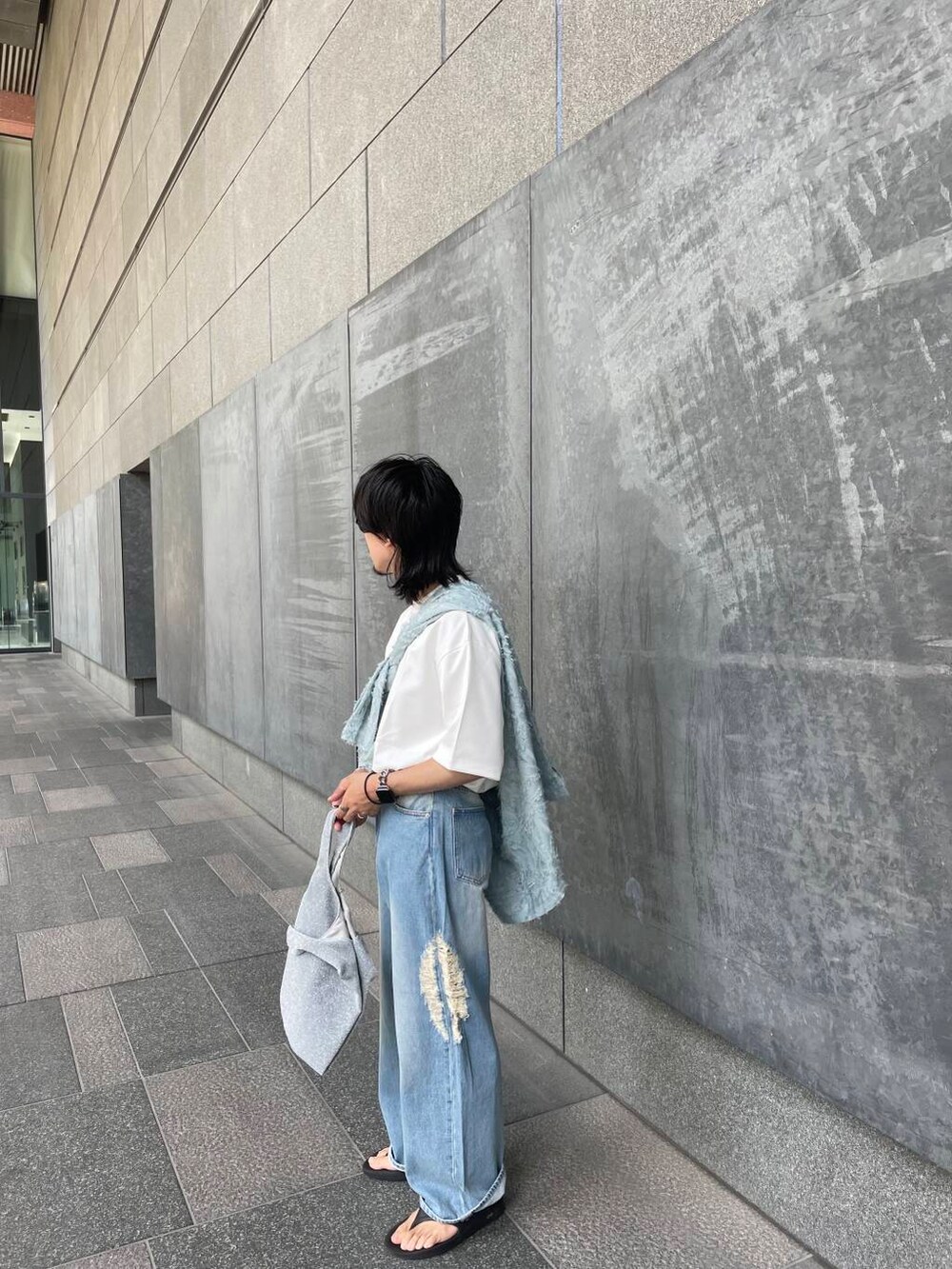 ホワイト系のTシャツ/カットソー、ブルー系のデニムパンツ、ブルー系のシャツ/ブラウスを着用したメンズの夏コーディネートの3枚目の写真