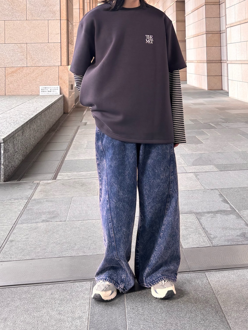 ブラック系のTシャツ/カットソー、ホワイト系のTシャツ/カットソー、ブルー系のデニムパンツを着用したメンズの春コーディネートの4枚目の写真