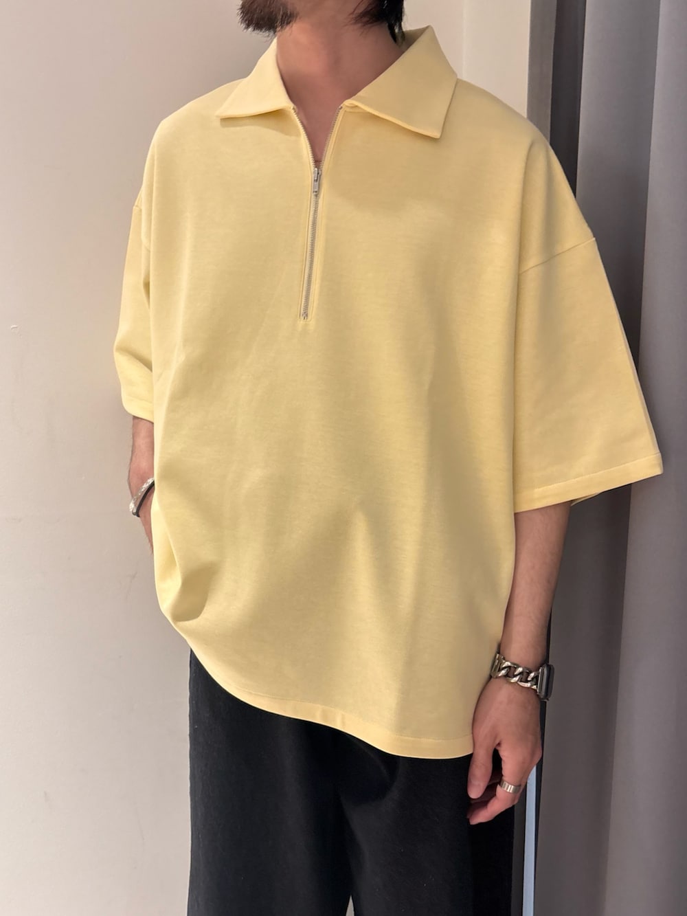 イエロー系のTシャツ/カットソー、ブラック系のデニムパンツを着用したメンズの春コーディネートの2枚目の写真