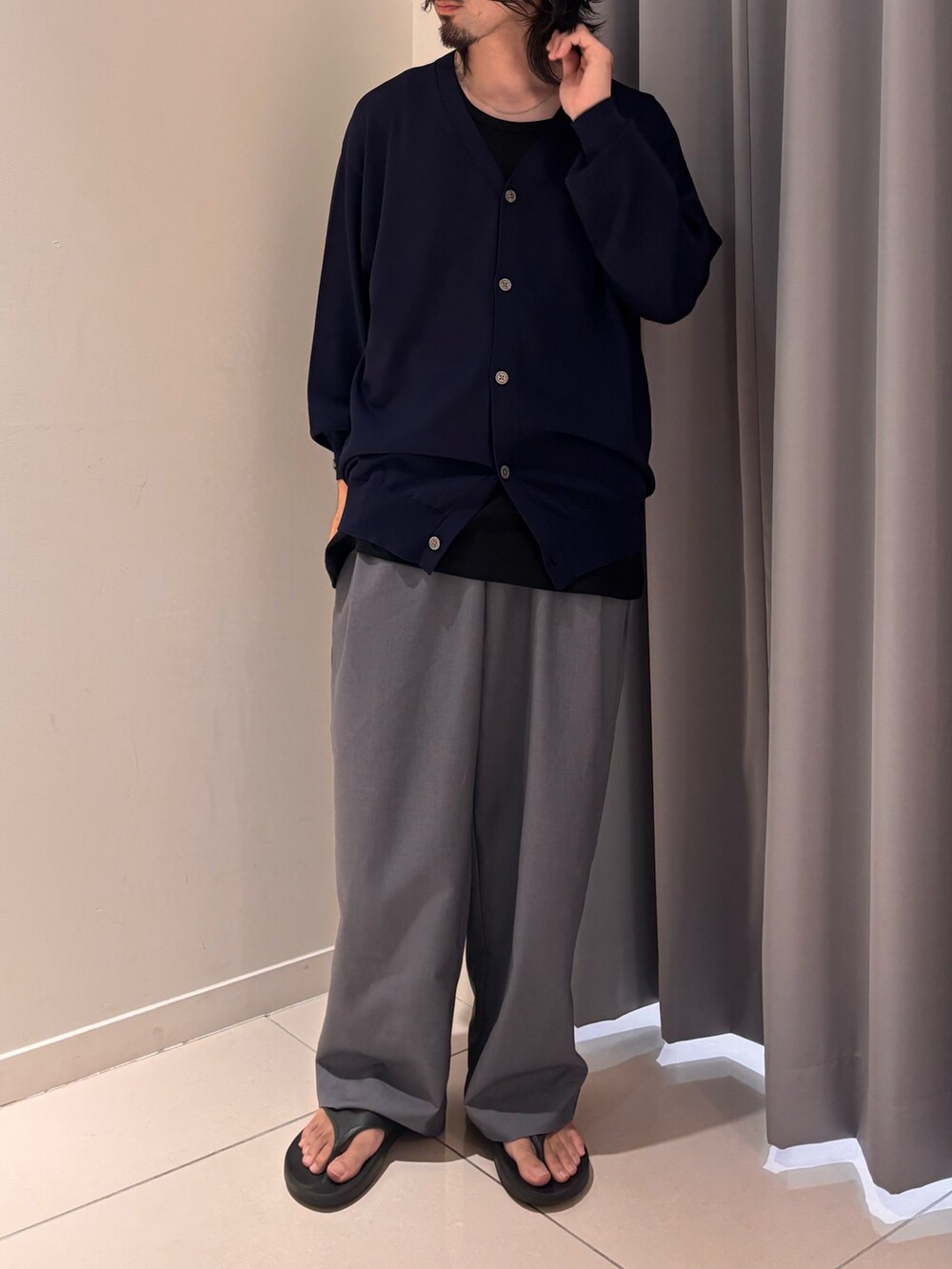 グレー系のその他パンツ、ブルー系のカーディガン/ボレロを着用したメンズの夏コーディネートの4枚目の写真