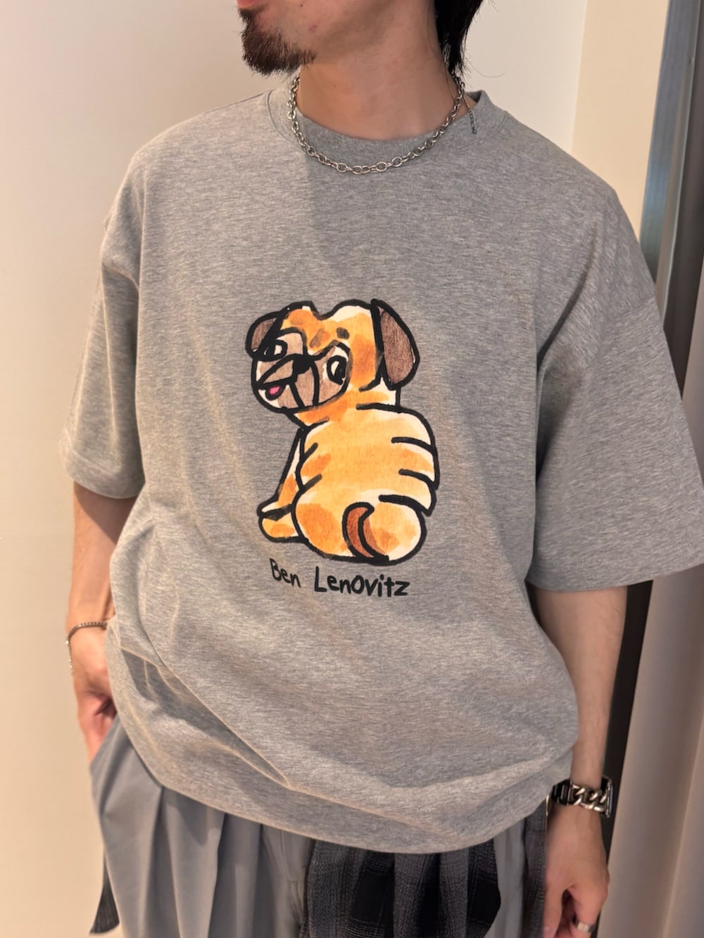 グレー系のTシャツ/カットソー、グレー系のその他パンツ、ブラック系のシャツ/ブラウスを着用したメンズの春コーディネートの2枚目の写真