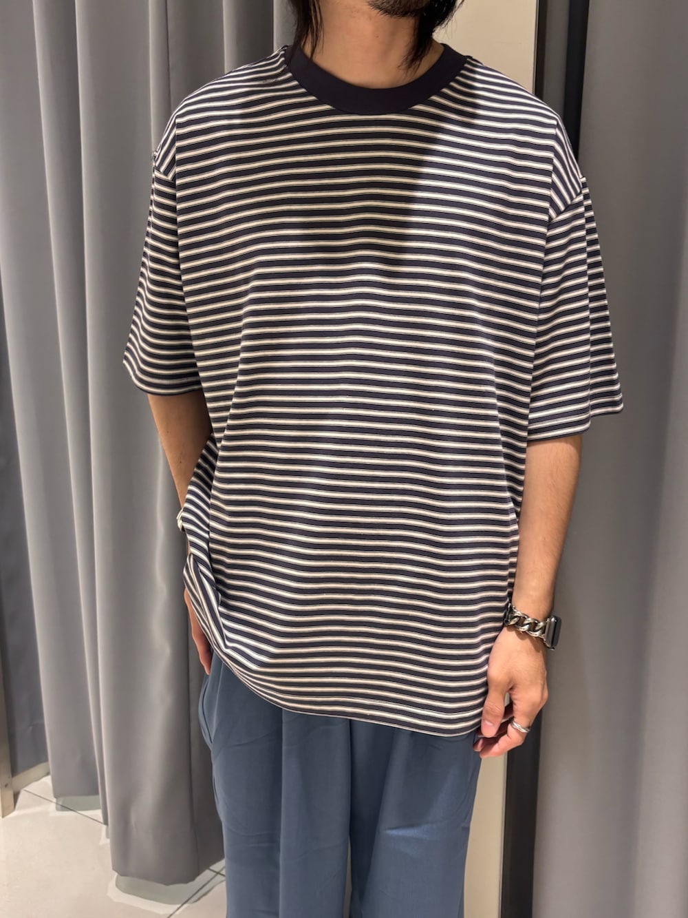 ブルー系のTシャツ/カットソー、ブルー系のその他パンツを着用したメンズの夏コーディネートの2枚目の写真