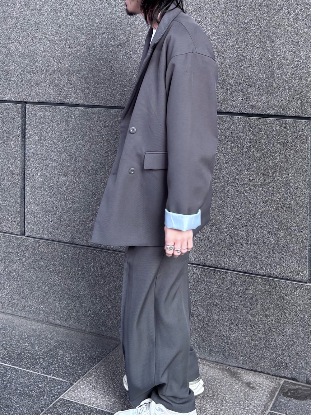 ブルー系のその他アウター、ブルー系のその他パンツを着用したメンズの冬コーディネートの5枚目の写真