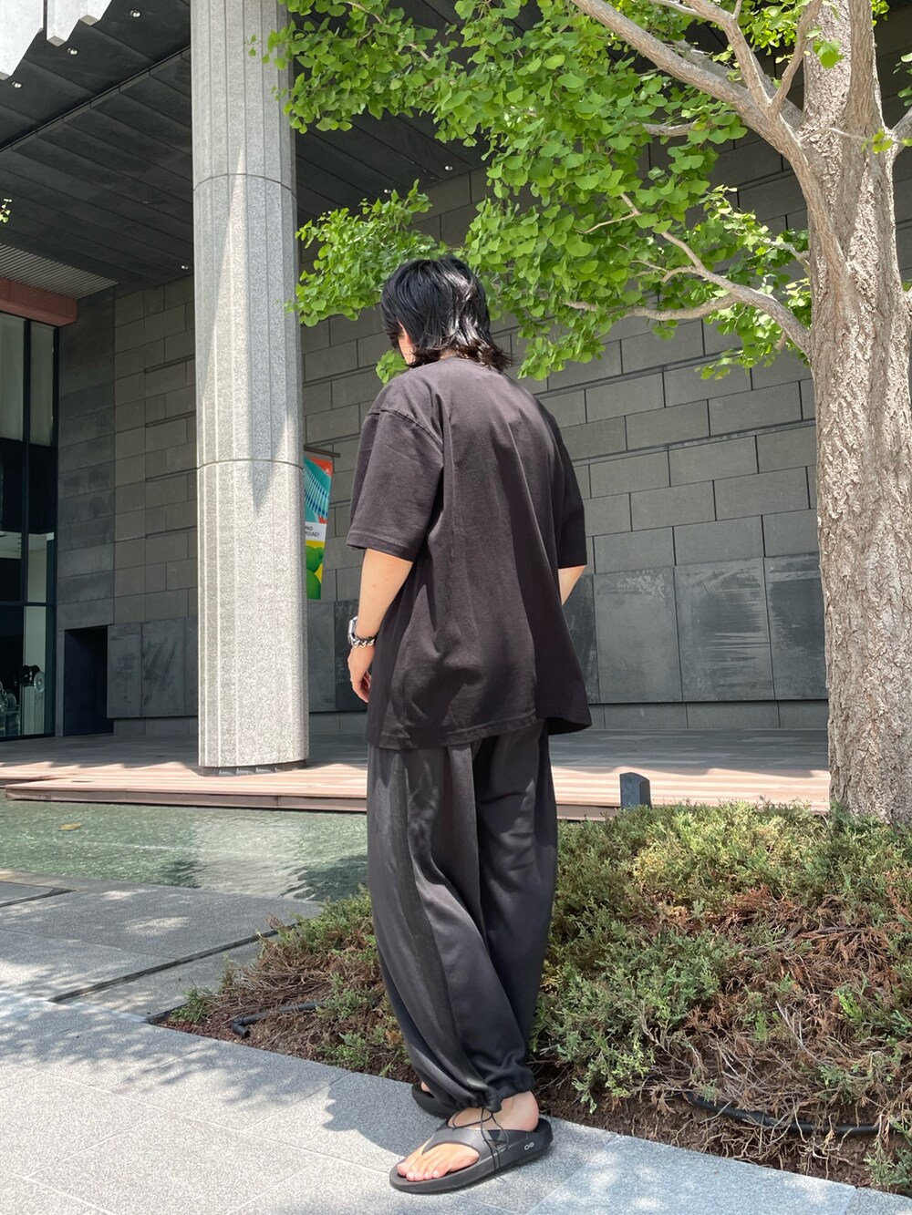 その他のその他パンツ、ブラック系のTシャツ/カットソーを着用したメンズの夏コーディネートの2枚目の写真