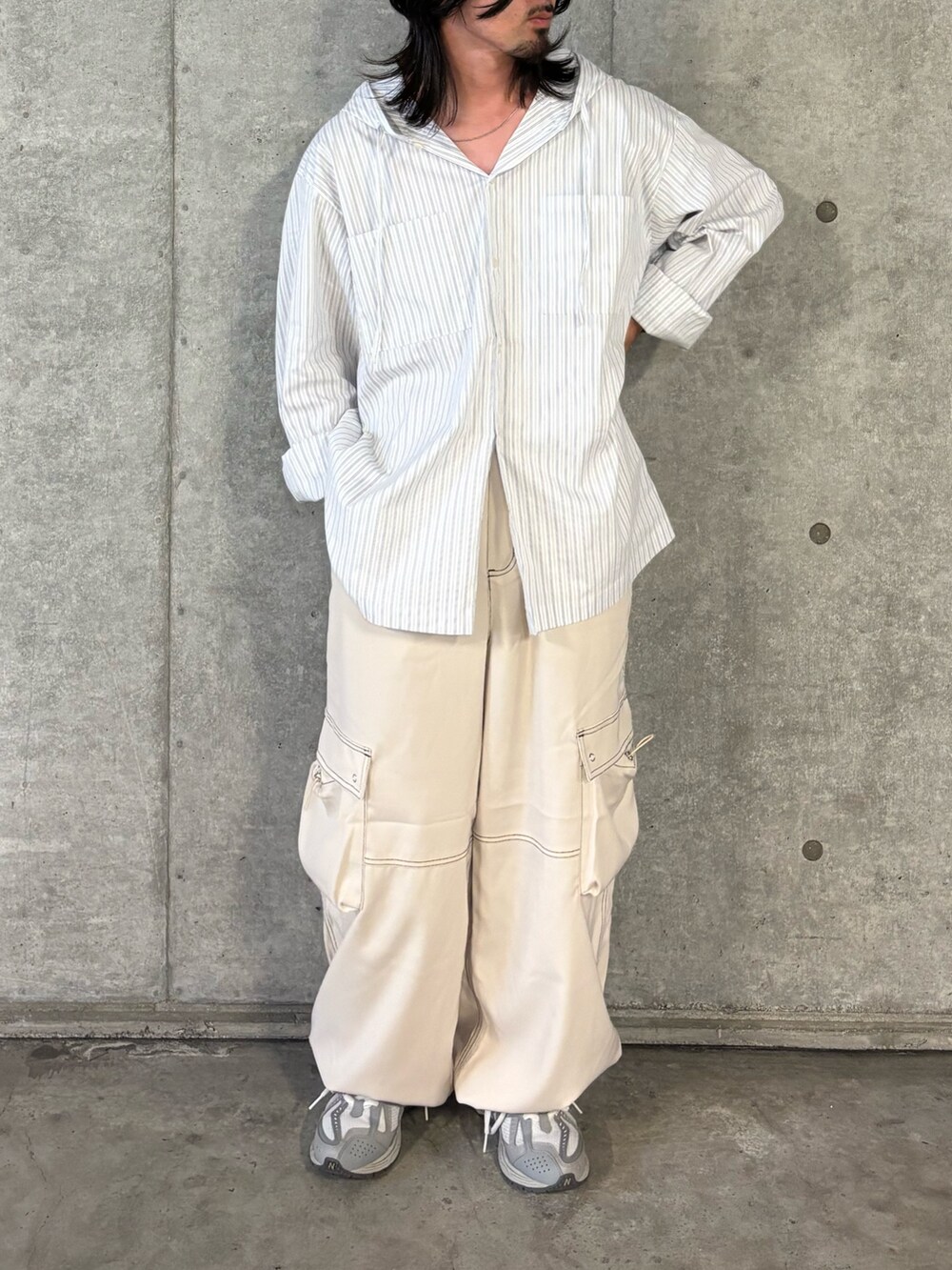 ホワイト系のシャツ/ブラウス、ホワイト系のその他パンツを着用したメンズの秋コーディネートの3枚目の写真