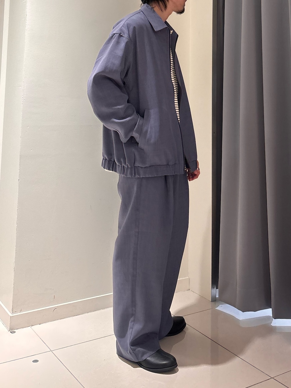 パープル系のその他パンツ、パープル系のブルゾン、ホワイト系のTシャツ/カットソーを着用したメンズの春コーディネートの4枚目の写真