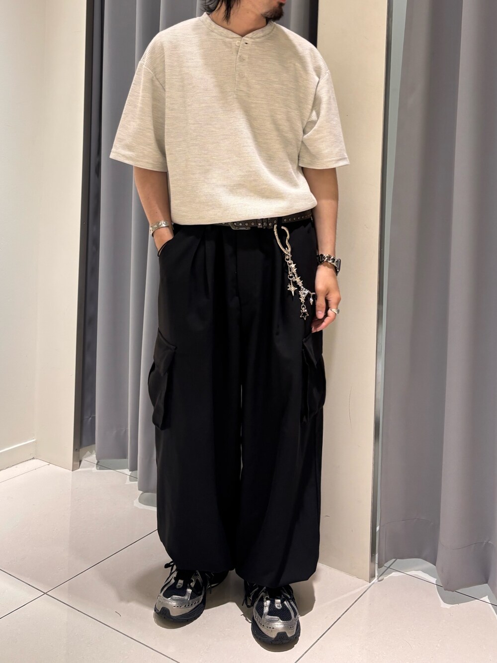 ブラック系のその他パンツ、グレー系のTシャツ/カットソーを着用したメンズの夏コーディネートの4枚目の写真
