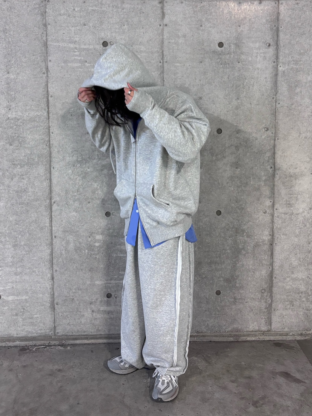 グレー系のパーカー、グリーン系のその他パンツ、ブルー系のシャツ/ブラウスを着用したメンズの秋コーディネートの3枚目の写真