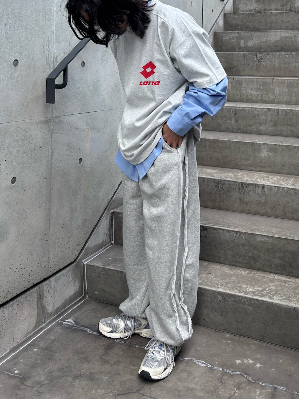 グリーン系のその他パンツ、ブルー系のシャツ/ブラウス、グレー系のTシャツ/カットソーを着用したメンズの秋コーディネートの3枚目の写真