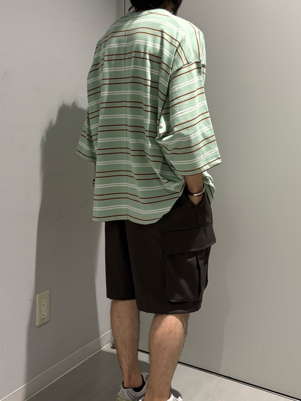 グレー系のその他パンツ、グリーン系のTシャツ/カットソーを着用したメンズの夏コーディネートの3枚目の写真